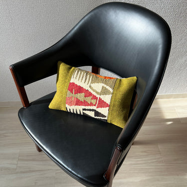 椅子の上に置かれたキリムクッションカバー（C-15188）の写真3