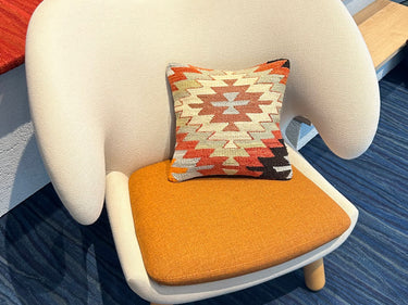 椅子に置かれるキリムクッション(C-15244)の写真1
