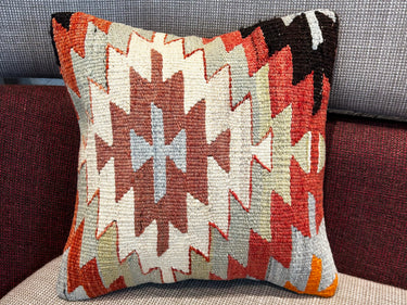 椅子に置かれるキリムクッション(C-15244)の写真4