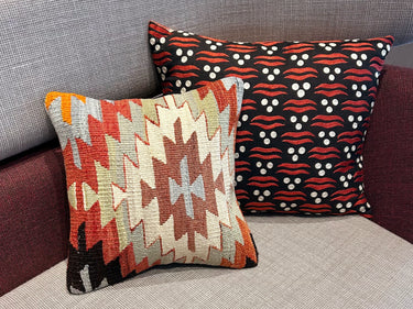 椅子に置かれるキリムクッション(C-15244)の写真2