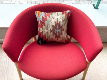 椅子に置かれるキリムクッション(C-15244)の写真3