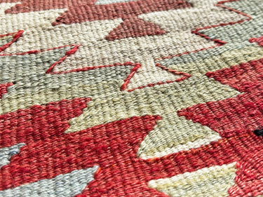 椅子に置かれるキリムクッション(C-15244)の拡大写真