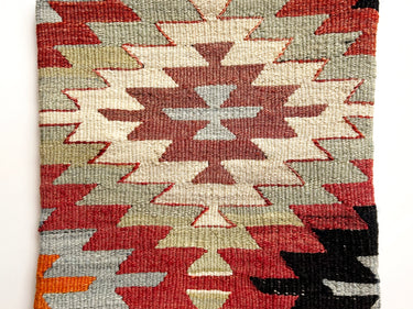 椅子に置かれるキリムクッション(C-15244)の全体写真