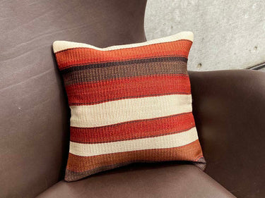 エッグチェアの上に置かれるオールドキリムクッション(C-13190)の写真