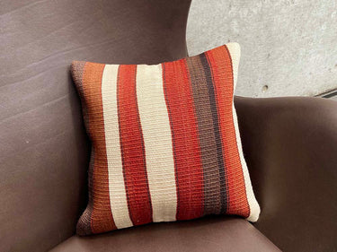 エッグチェアの上に置かれるオールドキリムクッション(C-13190)の写真 2枚目