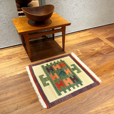 テーブルの前に敷かれたニューキリム（No.03116）の写真1