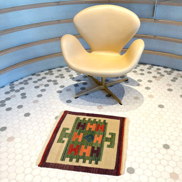 チェアの前に敷かれたニューキリム（No.03116）の写真1