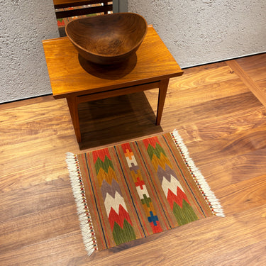 テーブルの前に敷かれたニューキリム（No.07377）の写真1