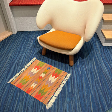 チェアの前に敷かれたニューキリム（No.07377）の写真1