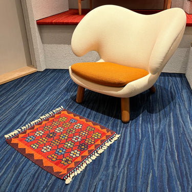 チェアの前に敷かれたニューキリム（No.07851）の写真1