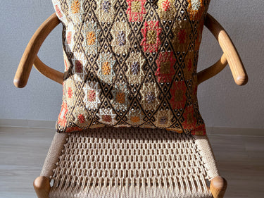 椅子に置かれるキリムクッション（C-15179）の写真2