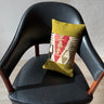 椅子の上に置かれたキリムクッションカバー（C-15188）の写真1