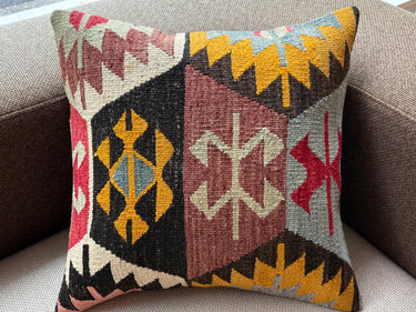 ソファの上に置かれたキリムクッション(C-15487)の写真