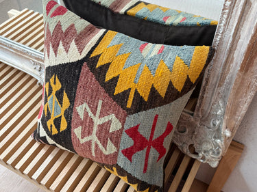 鏡の前に置かれたキリムクッション(C-15487)の写真