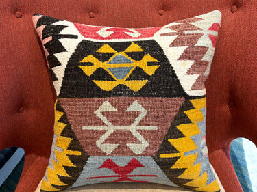 チェアの上に置かれたキリムクッション(C-15487)の写真1