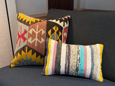 異なるサイズのクッションと置かれたキリムクッション(C-15487)の写真