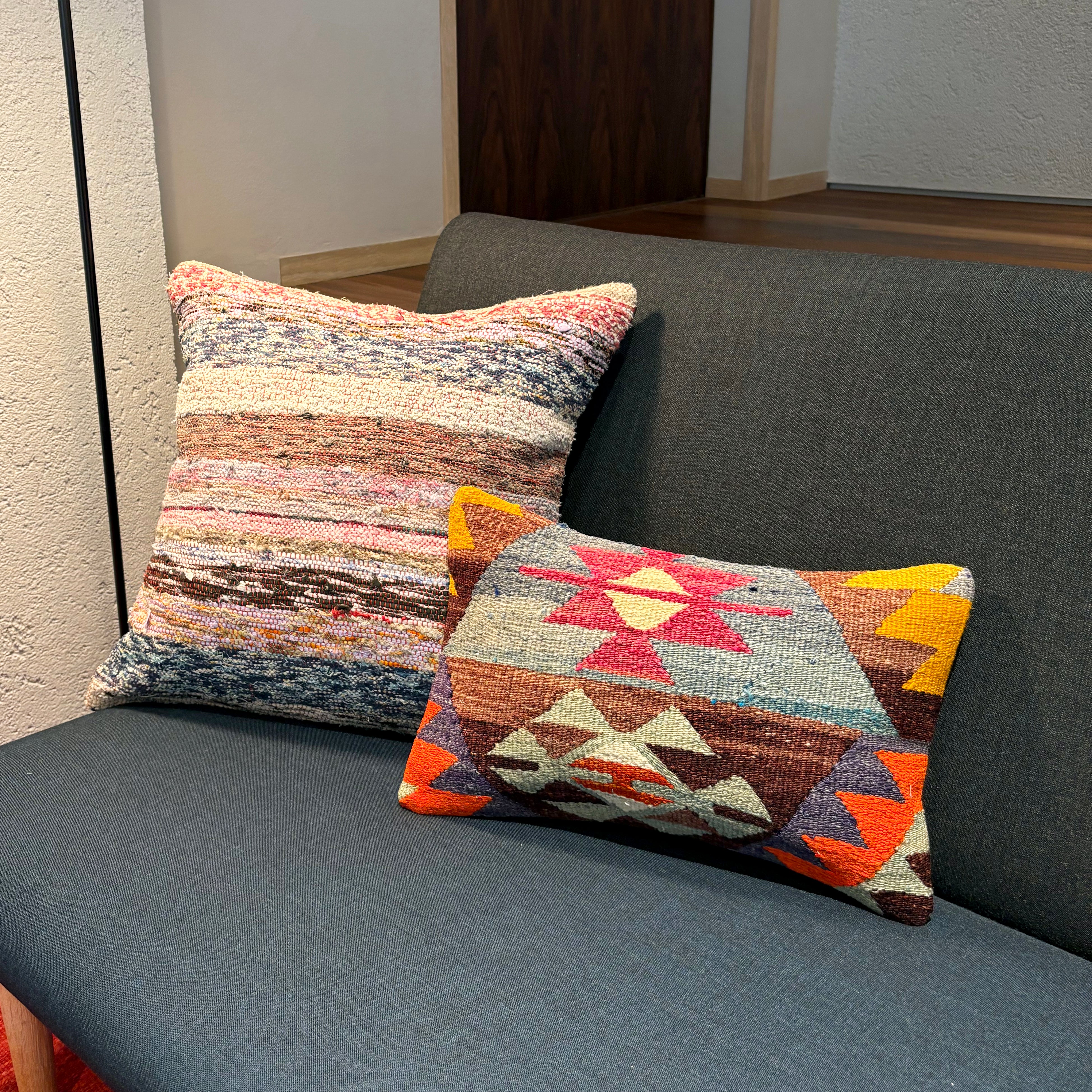 オールドキリム キリムクッションカバー 25×40㎝ (C-15554) – キリム屋