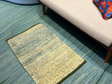 ソファ前に敷かれたモダン・トゥル（No.02175）の写真