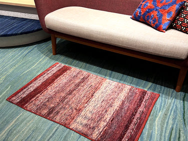 ソファ前に敷かれたモダン・トゥル（No.02181）の写真