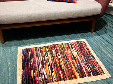 ソファ前に敷かれたモダン・トゥル（No.02187）の写真