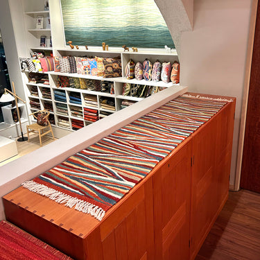 テーブルランナー＆テーブルセンター ROGOBA KILIM® 上質な現代キリム トルコ・ロゴバキリム　127×34㎝　(No.22902)