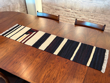 テーブルの上に置かれるキリムテーブルランナー(No.23018)の写真2