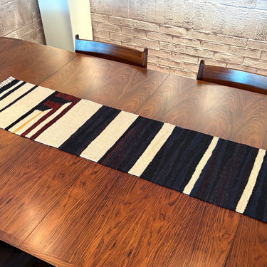 テーブルの上に置かれるキリムテーブルランナー(No.23018)の写真2