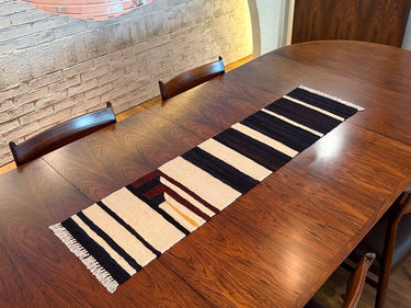 テーブルの上に置かれるキリムテーブルランナー(No.23018)の写真3