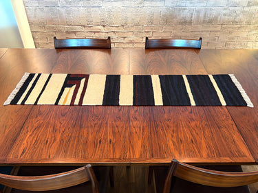 テーブルの上に置かれるキリムテーブルランナー(No.23018)の写真1