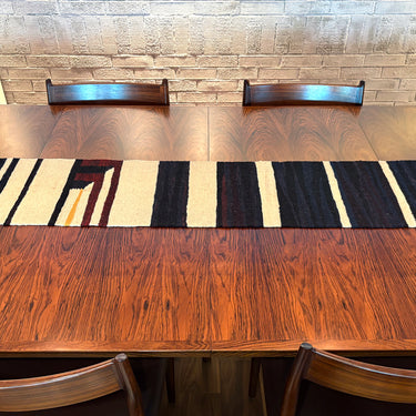 テーブルの上に置かれるキリムテーブルランナー(No.23018)の写真1