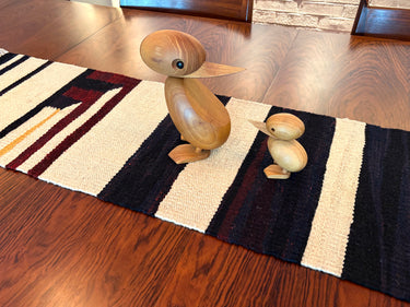 ダックの下に敷かれるキリムテーブルランナー(No.23018)の写真