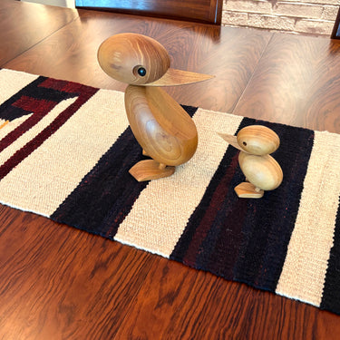 ダックの下に敷かれるキリムテーブルランナー(No.23018)の写真