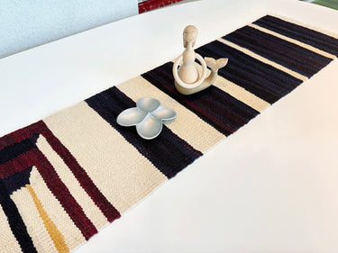 小物の下に敷かれるキリムテーブルランナー(No.23018)の写真