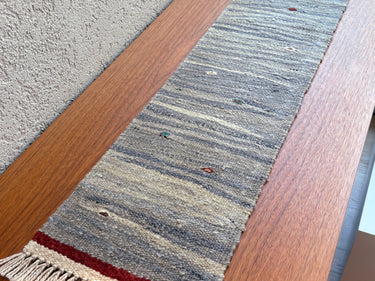 ボードの上に置かれるキリムテーブルランナー(No.23133)の写真