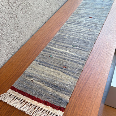 ボードの上に置かれるキリムテーブルランナー(No.23133)の写真