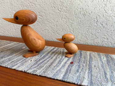 ダックの下に敷かれるキリムテーブルランナー(No.23133)の写真