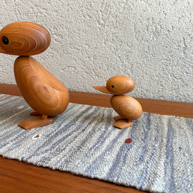 ダックの下に敷かれるキリムテーブルランナー(No.23133)の写真