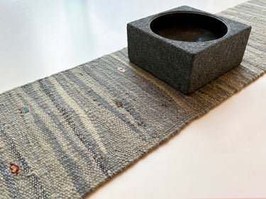 物入れの下に敷かれるキリムテーブルランナー(No.23133)の写真