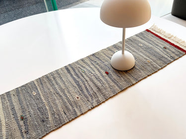 テーブルランプの下に敷かれるキリムテーブルランナー(No.23133)の写真