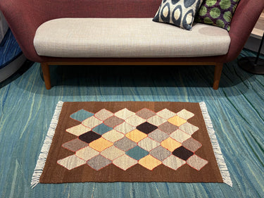 ソファの前に敷かれるキリムラグ(No.23155)の写真1
