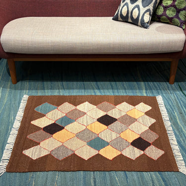 ソファの前に敷かれるキリムラグ(No.23155)の写真1