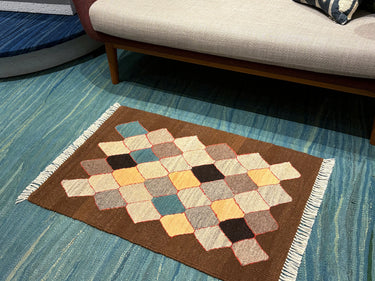 ソファの前に敷かれるキリムラグ(No.23155)の写真2