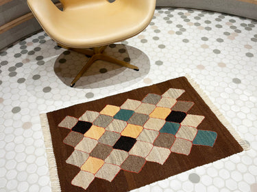 チェアの前に敷かれるキリムラグ(No.23155)の写真