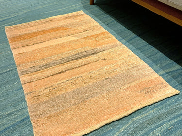 ソファ前に敷かれたモダン・トゥル（No.02712）の写真