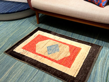 ソファ前に置かれたモダン・トゥル（No.02718）の写真1