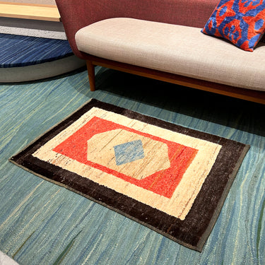 ソファ前に置かれたモダン・トゥル（No.02718）の写真1