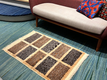 ソファ前に敷かれたモダン・トゥル（No.02762）の写真