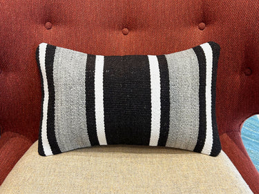 チェアの上に置かれたキリムクッション(C-15443)の写真1