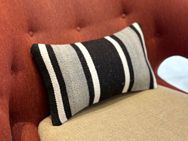 チェアの上に置かれたキリムクッション(C-15443)の写真2