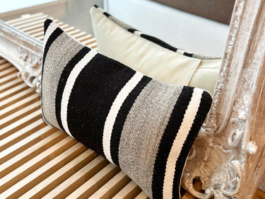 鏡の前に置かれたキリムクッション(C-15443)の写真1